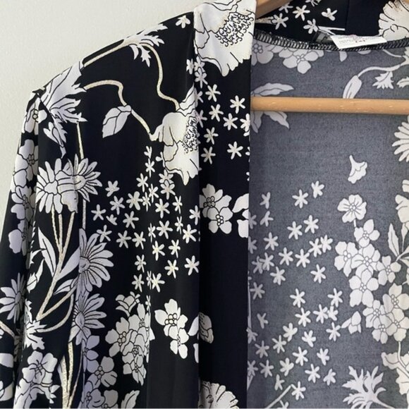 New Kim & Co Black & White Lightweight Floral Belted Cardigan Size Large Bin 3D - Picture 3 of 5